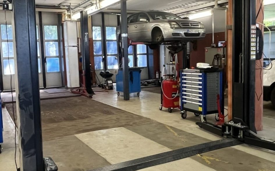 Auto nosturilla autokorjaamossa Jyväskylässä